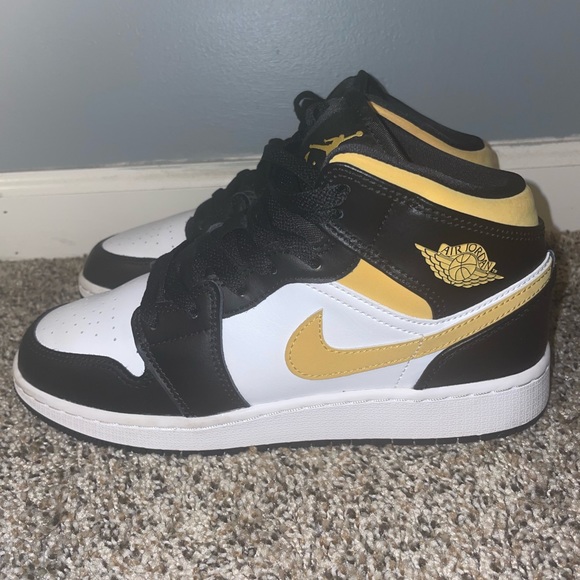 Air Jordan 1 Mid GS ‘Black University Gold’ - Picture 2 of 5